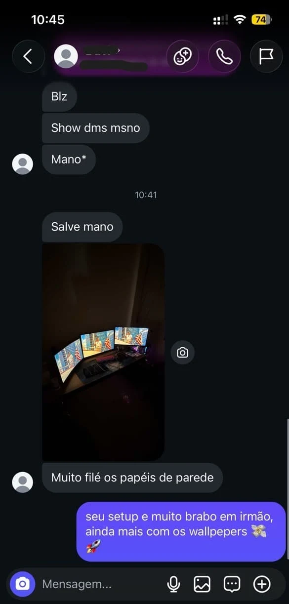 Print de cliente com a arte em setup de tres monitores